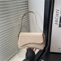 Bolso bajo el brazo beige mate minimalista con solapa ondulada y correa sujeto a la mano - Caqui