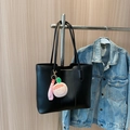 Borsa tote minimalista in pelle nera con ciondolo in peluche rosa e grande capacità - Con Ciondolo / Nero