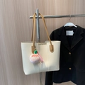Elegante borsa tote beige con manici marroni e ciondolo a pesca rosa sulla gruccia - Con Ciondolo / Bianco Sporco