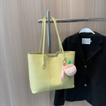 Borsa tote in ecopelle giallo chiaro con ciondolo a peluche e cerniera di sicurezza sicura - Con Ciondolo / Giallo