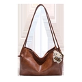 Bruine zachte lederen draagtas met lange riem en pluche hanger op witte achtergrond - Bruin + Hanger