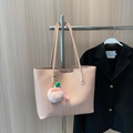 Borsa tote rosa in ecopelle con cuciture verticali e ciondolo a forma di pesca - Con Ciondolo / Rosa