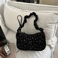 Schwarze Cord-Achseltasche mit Schleifenmuster und gerafftem Griff in Lifestyle-Szene - Schwarz