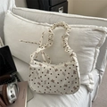 Schultertasche aus Cord mit Blumenmuster, Herzprint und gerafftem Wolkengriff - Weiß