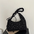 Schultertasche aus Cord mit Herzmuster und gerafftem Trageriemen für den Alltag - Schwarz
