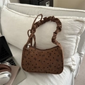 Schultertasche aus braunem Cord mit Herzmuster und gerafftem Griff auf weißem Sofa - Braun