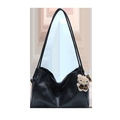 Zwarte minimalistische leren draagtas met een schattige pluche hanger aan de zijkant - Zwart + Hanger
