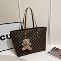 Sac cabas marron à motif damier avec bandoulière et pendentif ours en peluche mignon - Café Avec Pendentif