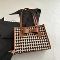 Plaid-Einkaufstasche mit brauner Lederschleife und geometrischem Gittermuster im Retrostil - Braun