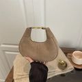 Schicke taupe Hobo-Handtasche aus Wildleder mit goldener Schnalle und Gurt - Khaki