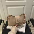 Bolso de hombro beige elegante con cierre de flor dorada y asa con nudo para el diario - Caqui