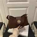 Bolso de hombro de cuero marrón con hebilla dorada de flor y correa con nudos - café