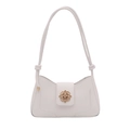 Elegante bolso baguette blanco crema de piel sintética con hebilla decorativa dorada en fondo - Blanco
