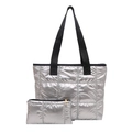Set aus silberner gesteppter Tragetasche und passender Tasche mit schwarzen Riemen - Silberne Tote Mit Beutel / Silber