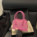 Borsa rosa in finta pelliccia di agnello con finiture in pelle e design a trapezio - Rosa