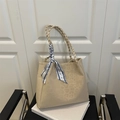 Beige Shopper mit Leopardenmuster, gewebten Griffen und Seidenschal auf einem Stuhl - Khaki