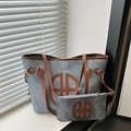 Set borsa tote in denim e pochette con finiture in pelle marrone e logo - Stile B Marrone