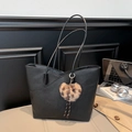 Grande borsa tote nera in pelle con motivo litchi, cuciture a V e ciondolo a cuore leopardato - Con Ornamento / Nero
