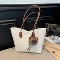Borsa tote in pelle bianca con manici marroni e ciondolo a cuore leopardato - Con Ornamento / Bianco