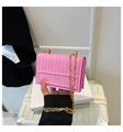 Borsa quadrata a tracolla rosa ciliegia goffrata alla moda con catena dorata elegante - Rosa