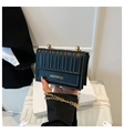 Piccola borsa quadrata nera trapuntata da donna con catena dorata e doppi manici - Nero