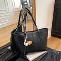 Borsa tote retrò in ecopelle cerata nera con ciondolo da baseball su base a specchio - Nero + Pendente
