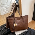Grande borsa tote marrone retrò con ciondolo da baseball su sfondo a specchio - Caffè + Pendente