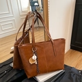 Grande borsa tote in pelle marrone caramello con ciondolo da baseball creativo da donna - Marrone + Pendente
