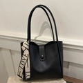 Elegante borsa tote in pelle nera con accessorio foulard in seta alla moda - Taglia unica / Nero