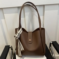 Borsa tote marrone in finta pelle con sciarpa decorativa e fibbia rotonda elegante - Taglia unica / Marrone