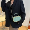 Schicke minzgrüne Box-Handtasche mit goldener Kette und gewebtem Griff für Damen - Hellgrün