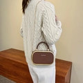 Sac à main rétro marron foncé avec chaîne dorée et texte Fashion & Bag porté par modèle - Marron