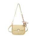 Elegante borsa beige a tracolla con fibbia dorata e sciarpa di seta floreale decorativa - Giallo