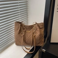 Borsa tote trapuntata marrone in pelle scamosciata con catene dorate e spalline in pelle - Marrone