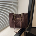 Borsa tote trapuntata marrone in finta pelle scamosciata con catena dorata - Marrone