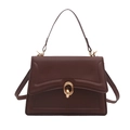 Bolso de mano minimalista en cuero marrón con herrajes dorados y patrón geométrico en relieve - Marrón