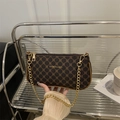 Retro-Schultertasche mit Monogramm, goldener Kette und FASHION & BAGS Logo-Detail - Braun