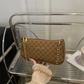 Retro braune Unterachseltasche mit Monogramm, Goldkette und stilvollen geometrischen Mustern - Braun