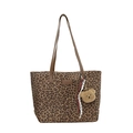 Leopard-Einkaufstasche mit braunem Schultergurt und niedlichem Bären-Anhänger-Detail - Braun + Anhänger