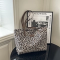 Shopper mit Leopardenmuster, braunen Trägern und Leder-Patch für Damen Schultertasche - Weiß