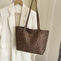 Large capacity leopard print tote bag with brown leather straps and fashion label detail - Brown No Pendant