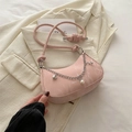 Sac demi-lune rose à motif marbre avec chaîne argentée, perles et bandoulière nouée - Rose