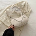 Sac croissant à motif marbre blanc avec breloques cœur argenté et perles - Blanc