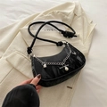 Sac sous le bras demi-lune noir à texture marbrée avec chaîne argentée et perles - Noir