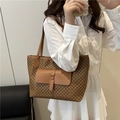 Klassische braune Shopper-Tasche mit Monogramm-Muster und Klappentasche auf der Vorderseite - Braun