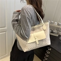 Klassische beige karierte Tragetasche mit Klapptasche vorne für stilvolle Damen - Weiß