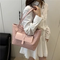 Klassische Monogramm-Tote-Tasche in Hellrosa mit braunem geometrischem Muster - Rosa