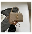Dettaglio borsa glitter oro champagne con logo S metallico e frange di nappe eleganti - Oro champagne