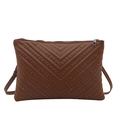Borsa sottobraccio marrone in ecopelle con trapuntatura a V e borchie metalliche - Marrone