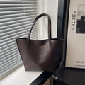 Donkerbruine shopper met krokodillenreliëf, grote capaciteit en retro minimalistisch design - Bruin